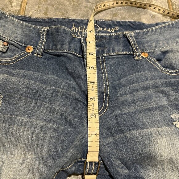 Ariya Jeans Juniors Size 13/14 Raw Hem Cut Off Cropped Embellished Distressed - Picture 8 of 11